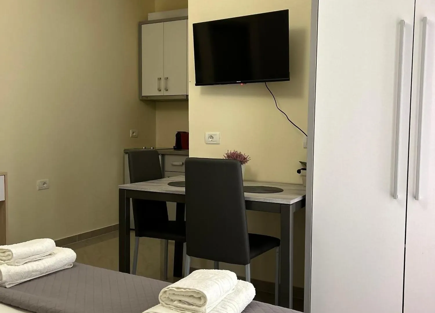 Elizabeth Apartments Himare 0*,