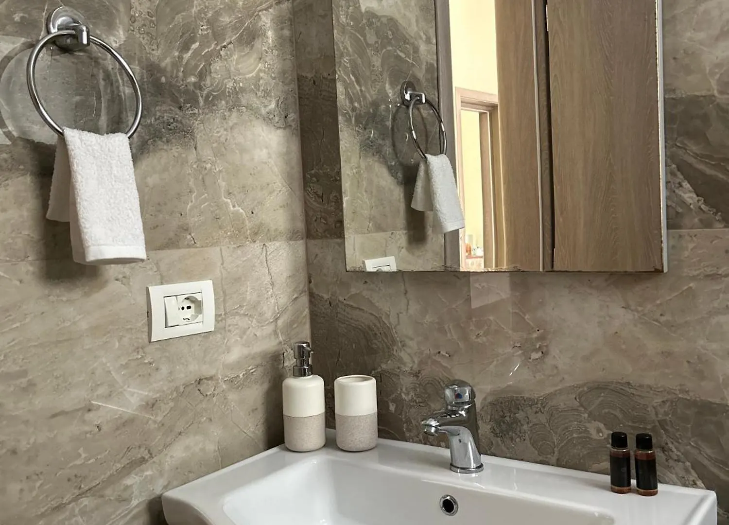 Elizabeth Apartments Himare Aparthotel